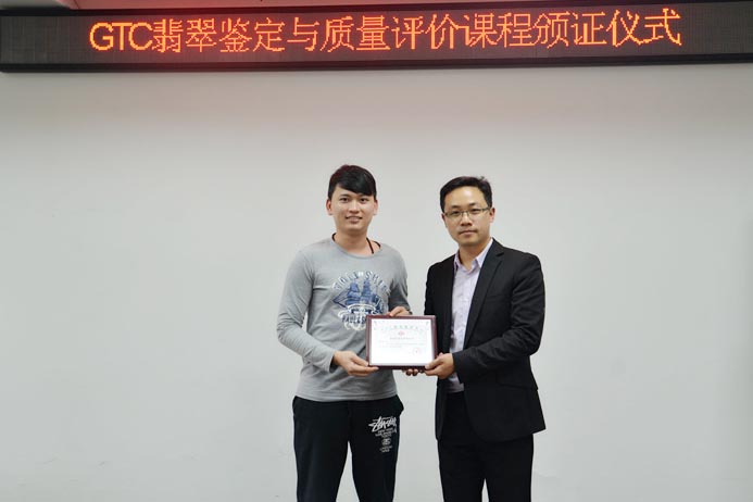 春风又绿江南岸 海峡同胞共品玉