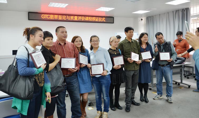 春风又绿江南岸 海峡同胞共品玉