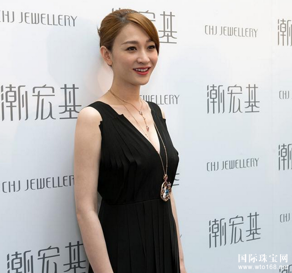 潮宏基(CHJ JEWELLERY)于6月18日在上海久光百货举办了首场2016/17彩金珠宝潮流趋势发布会
